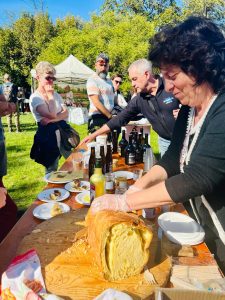 signora che taglia del cibo